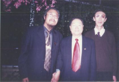 2005年魏士程老师与邓小平的扮演者曹灿合影
